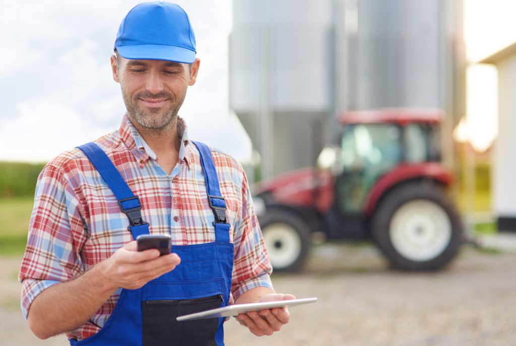 equipe de campo com smartphones operação logística