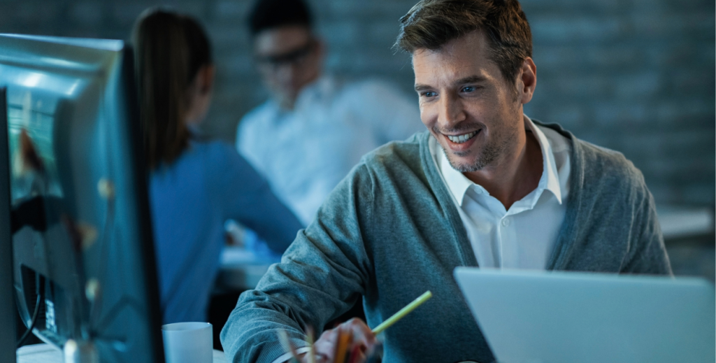 Funcionário no escritório durante a gestão de dispositivos móveis da empresa