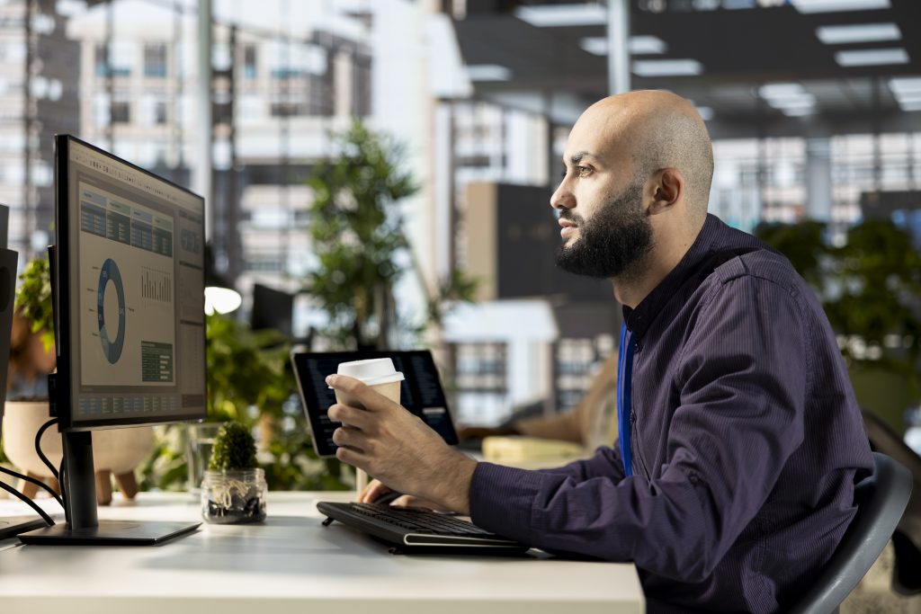 Funcionário de analisando os dados do mdm cloud4mobile