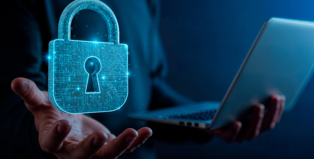 Representação de segurança da informação com cadeado digital e notebook em ambiente corporativo