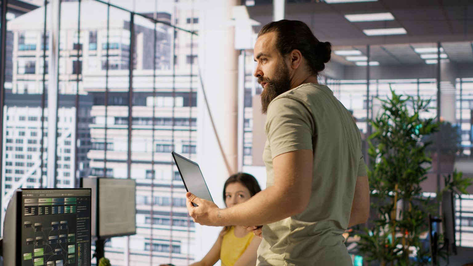 profissional trabalhando no computador com foco em segurança da informação nas empresas