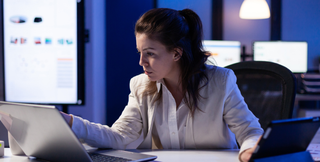 Profissional utilizando laptop e tablet para melhorar a produtividade nas empresas com MDM.