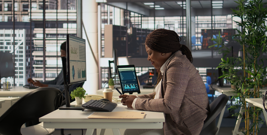 Profissional utilizando dispositivos móveis no trabalho mostrando as vantagens do MDM