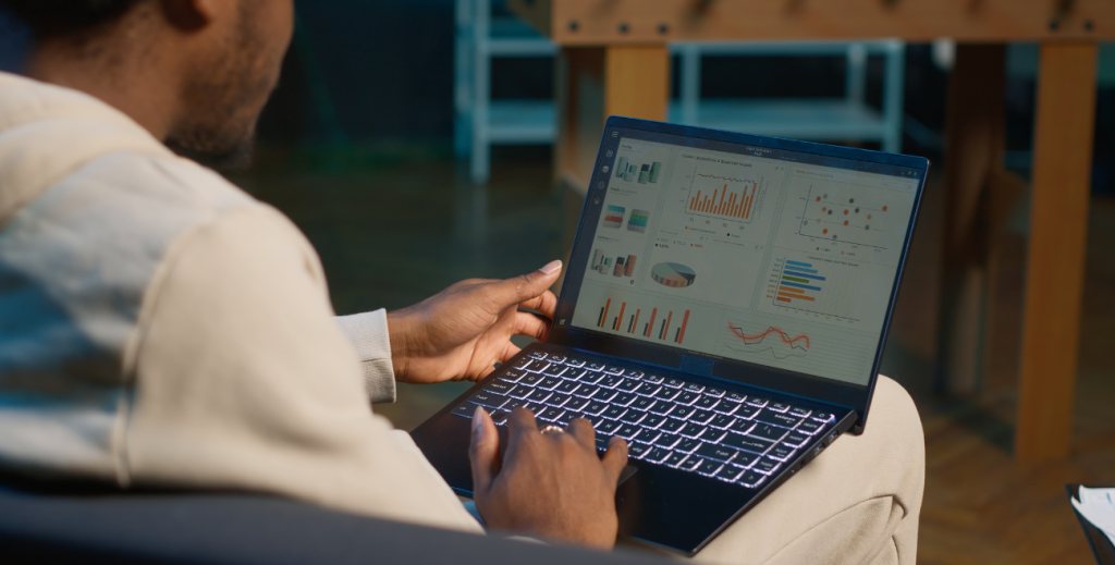 controle de jornada em notebooks com análise de produtividade e horas trabalhadas