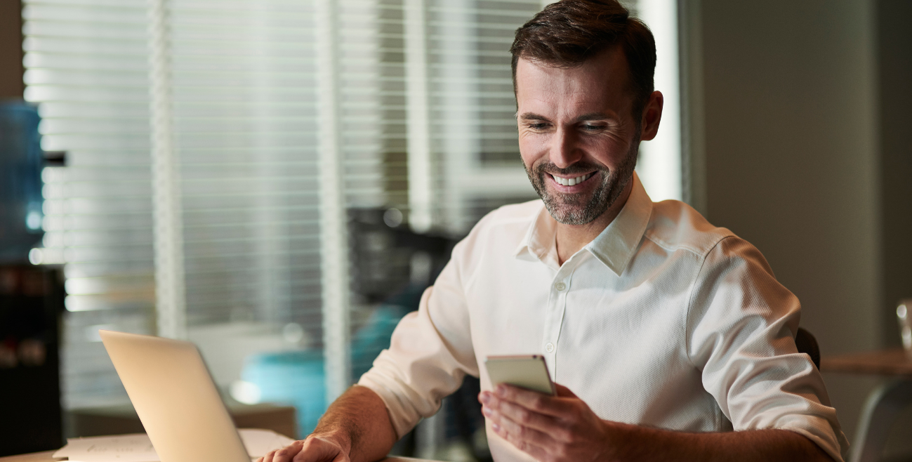 Profissional utilizando Android Enterprise para gestão segura de dispositivos móveis com MDM