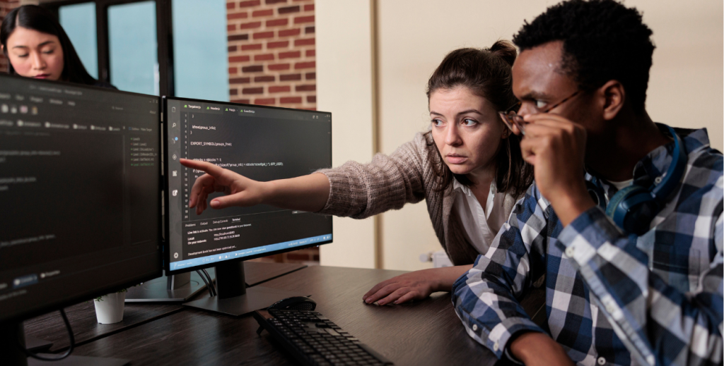 Gestão de licenças de software com equipe analisando dados para reduzir custos e melhorar a eficiência operacional