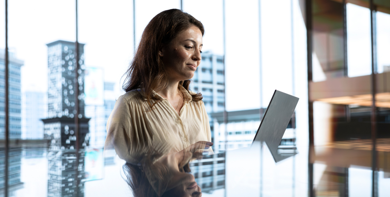 Profissional utilizando tablet em ambiente corporativo com foco em gestão mobile e futuro do MDM nas empresas