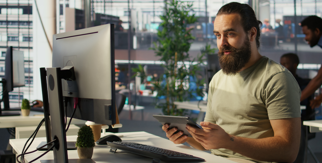 Gestão de inventário de TI sendo realizada em ambiente corporativo