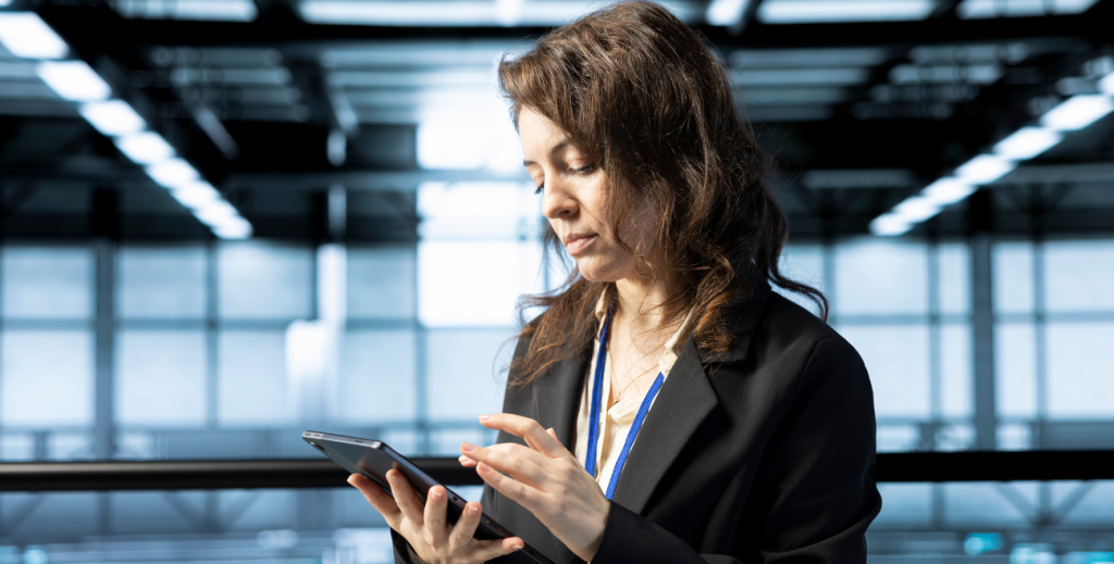 Profissional verificando segurança móvel corporativa em smartphone