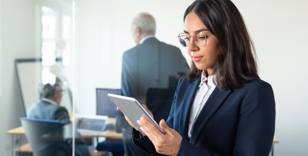 Colaborador assinando termo de responsabilidade digital em tablet no ambiente de trabalho