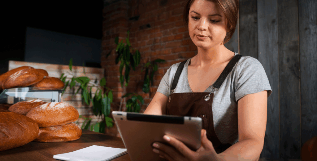 Funcionária utilizando tablet em modo quiosque para controle de operações no ponto de venda