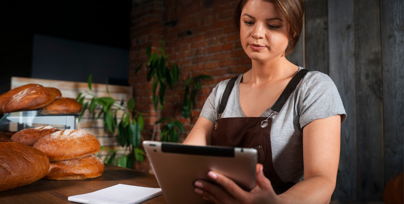 Funcionária utilizando tablet em modo quiosque para controle de operações no ponto de venda