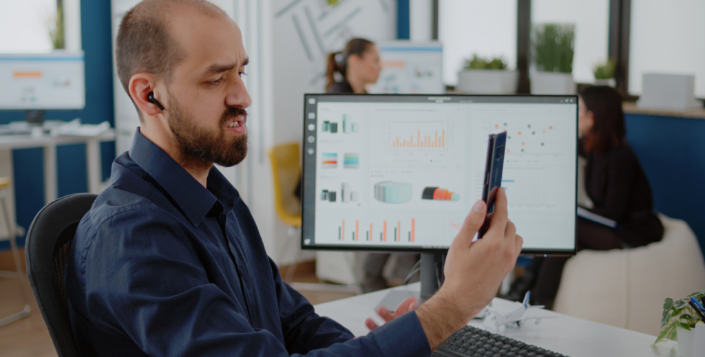 Profissional utilizando plataforma de gestão de dispositivos móveis corporativos em ambiente de TI