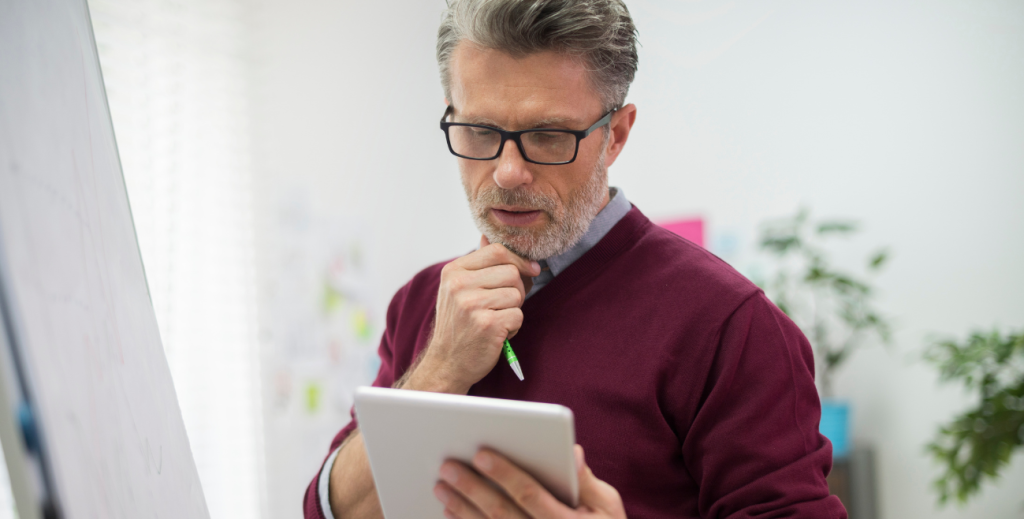 Profissional gerenciando frota de dispositivos com solução de MDM corporativo em tela de painel de controle