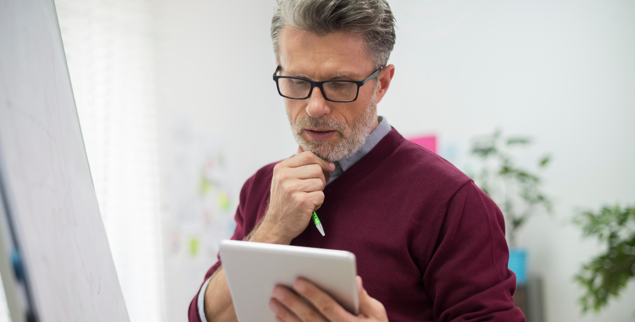 Profissional gerenciando frota de dispositivos com solução de MDM corporativo em tela de painel de controle