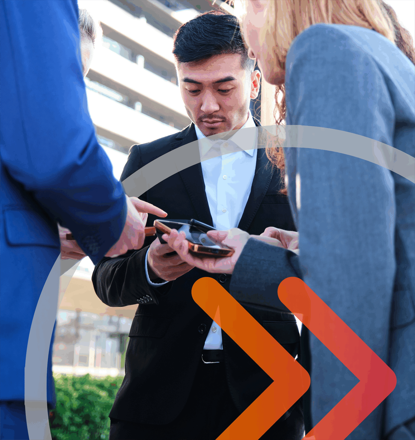 Profissional usando um celular que tem mdm