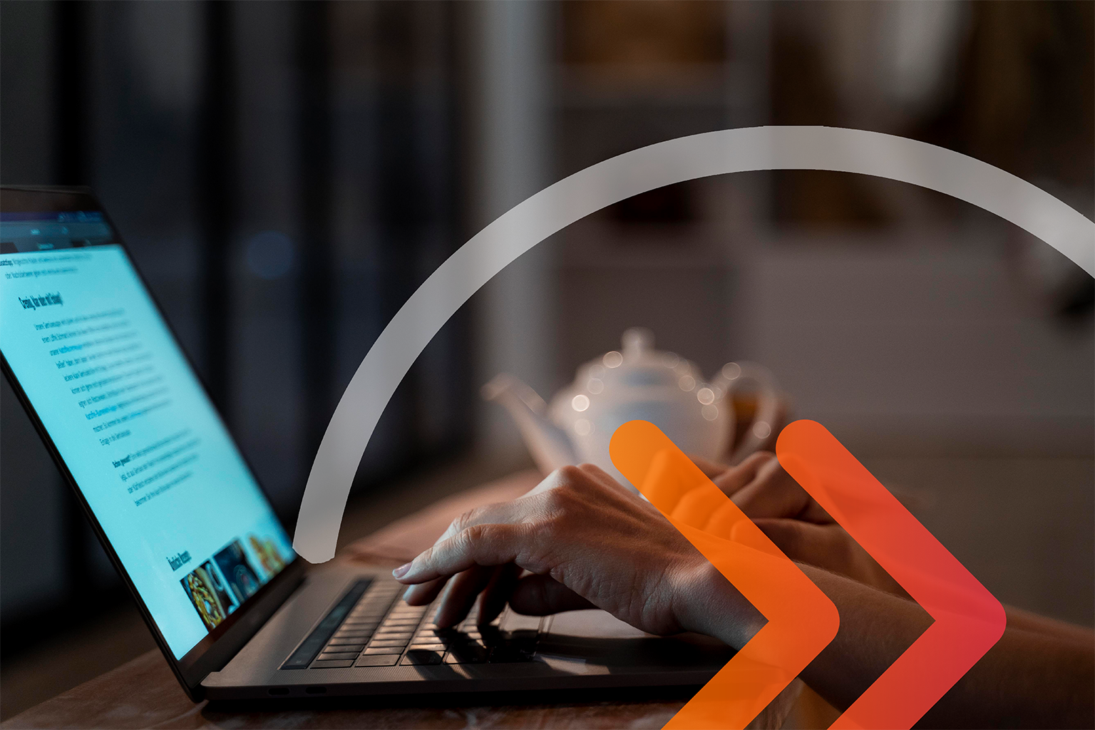 pessoa lendo o artigo no blog da mobiltec