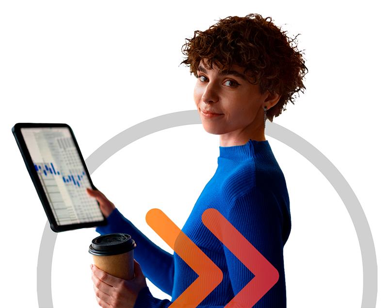 profissional analisando os dados do software de mdm da mobiltec