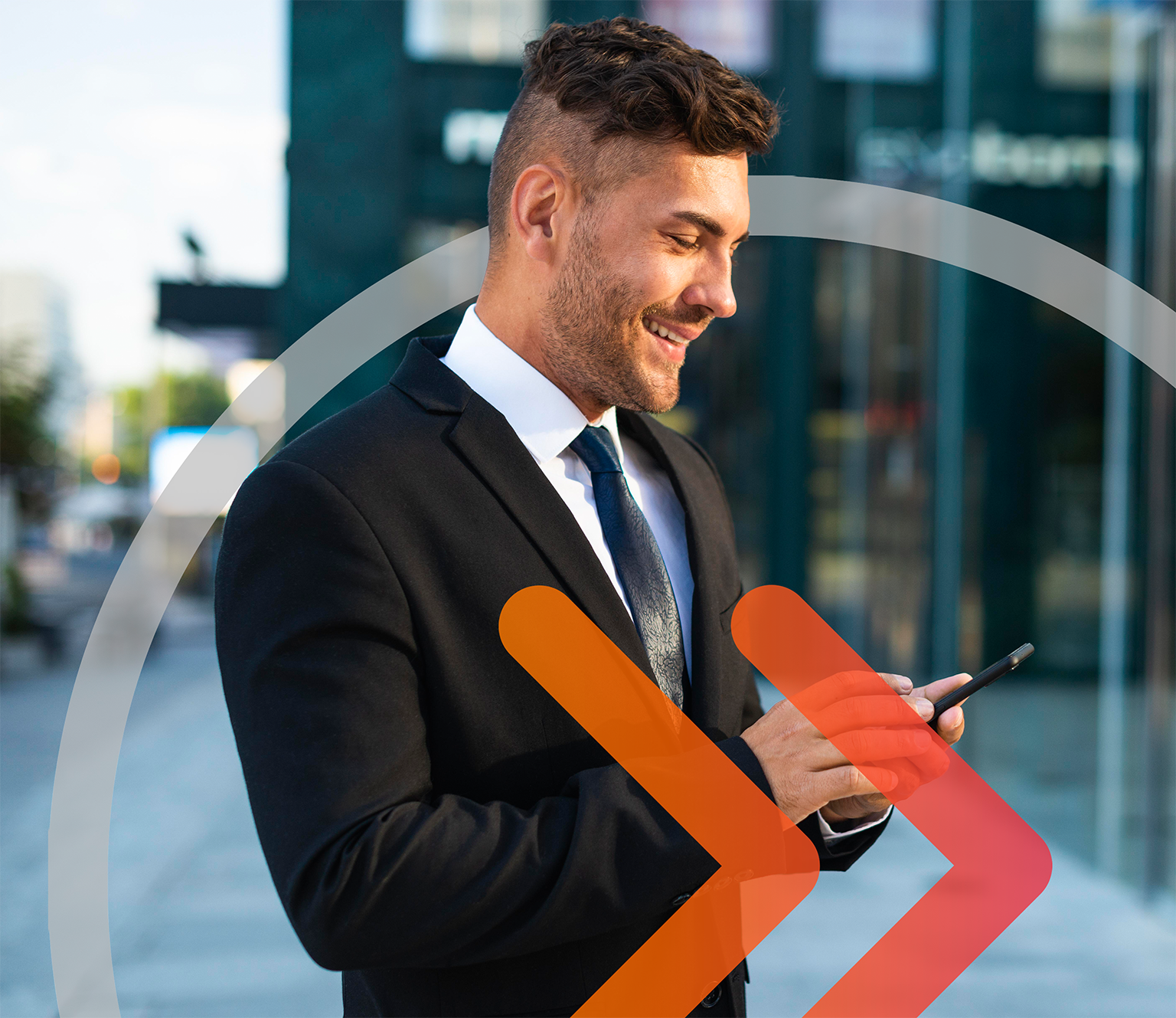 Profissional usando smartphone para gerenciar dispositivos corporativos com MDM e padronizar sistemas operacionais.