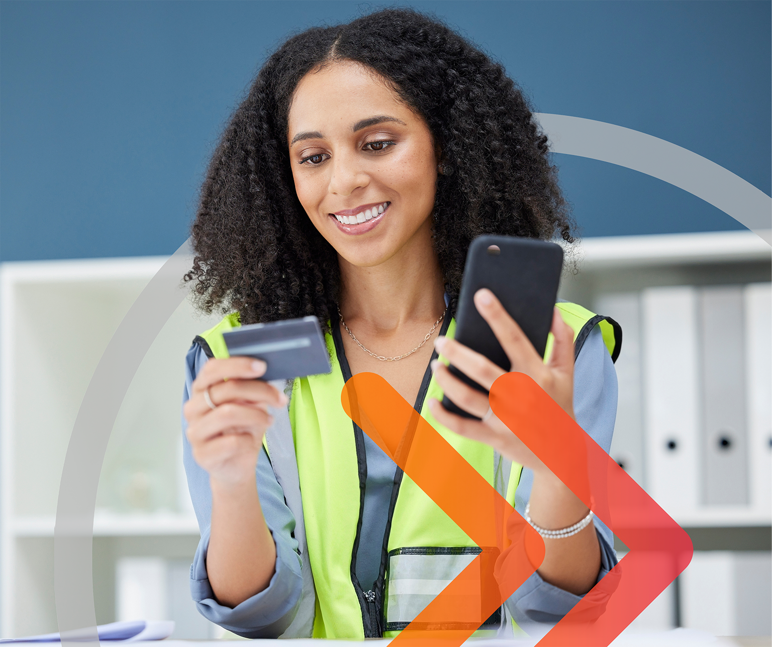 Profissional utilizando smartphone e cartão de acesso, simbolizando a configuração de políticas e o controle de dispositivos móveis.