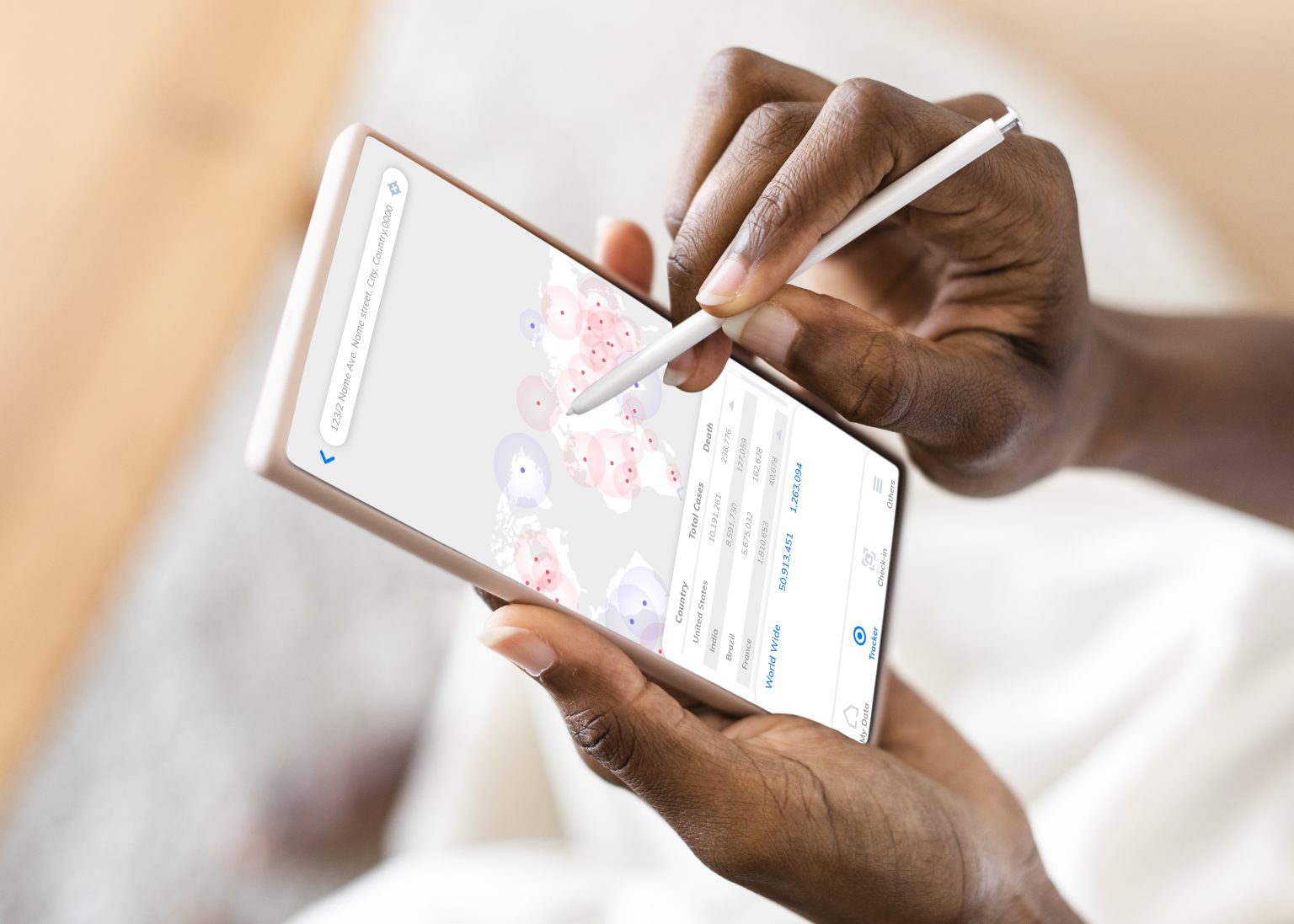 Pessoa usando um smartphone com mapa para monitoramento por geofence em dispositivos corporativos