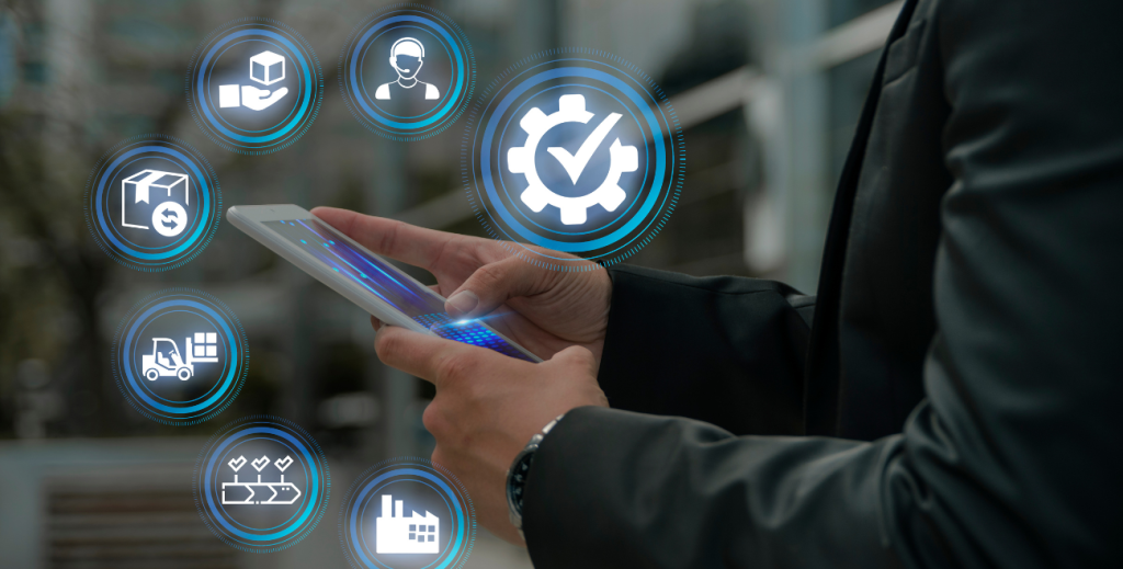 Pessoa em traje formal utilizando um tablet, com ícones digitais flutuantes que representam engrenagens de qualidade, logística de entrega, suporte ao cliente, empilhadeira e fábrica. Fundo urbano desfocado.