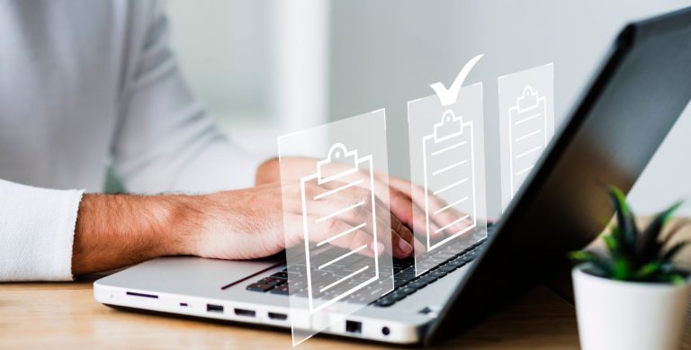 homem de camiseta branca usando um dispositivo com emm