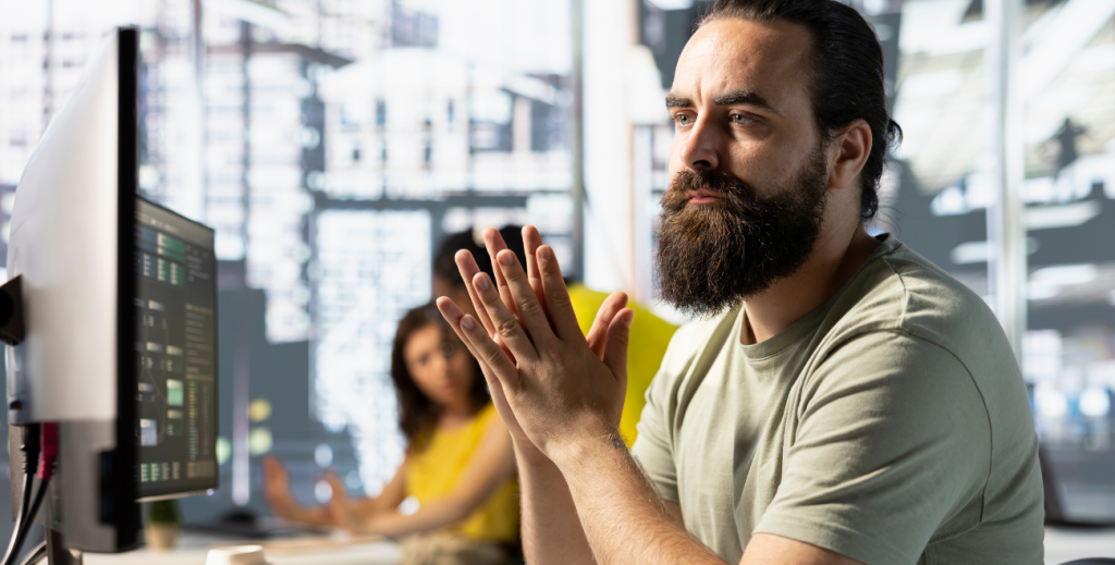 Funcionário de TI analisando sobre a migração de MDM