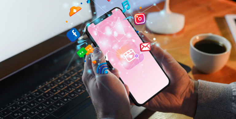 funcionario usando sociais na emrpesaario usando