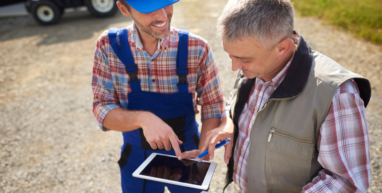 funcionario usando o tablets no trabalho para apresenta o serviço