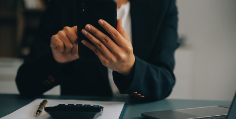 Processo de bloqueio de celular corporativo para proteção de dados após desligamento