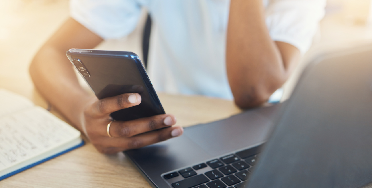 Profissional usando celular no trabalho representando mobilidade corporativa COPE vs BYOD