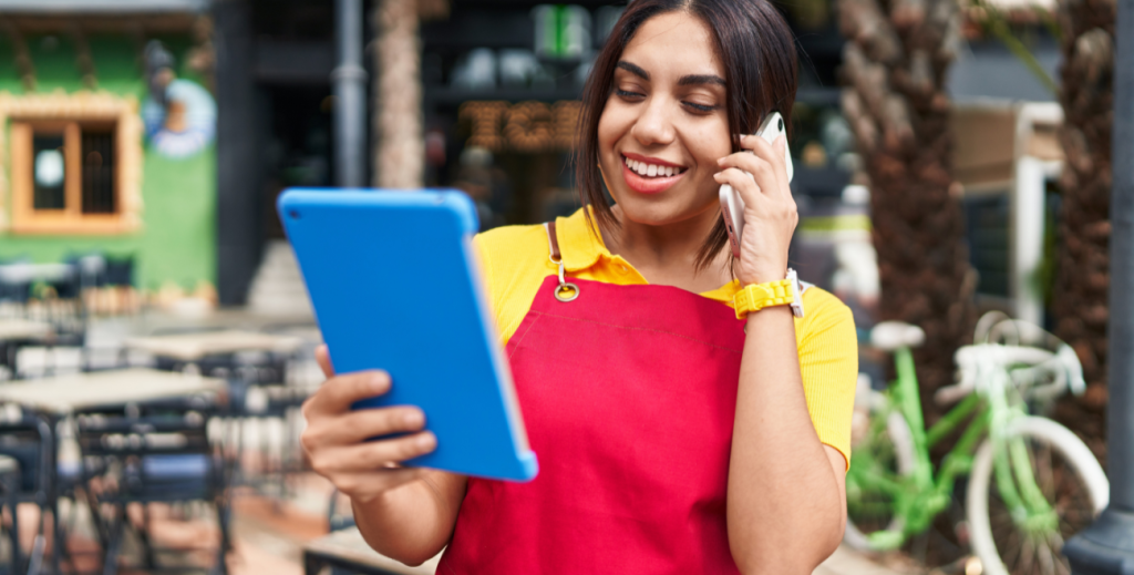 funcionaria em campo usando o tablet 