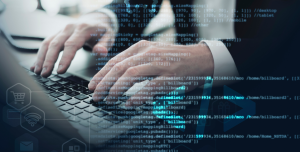 Profissional acessando sistema com segurança de dados em dispositivos móveis corporativos