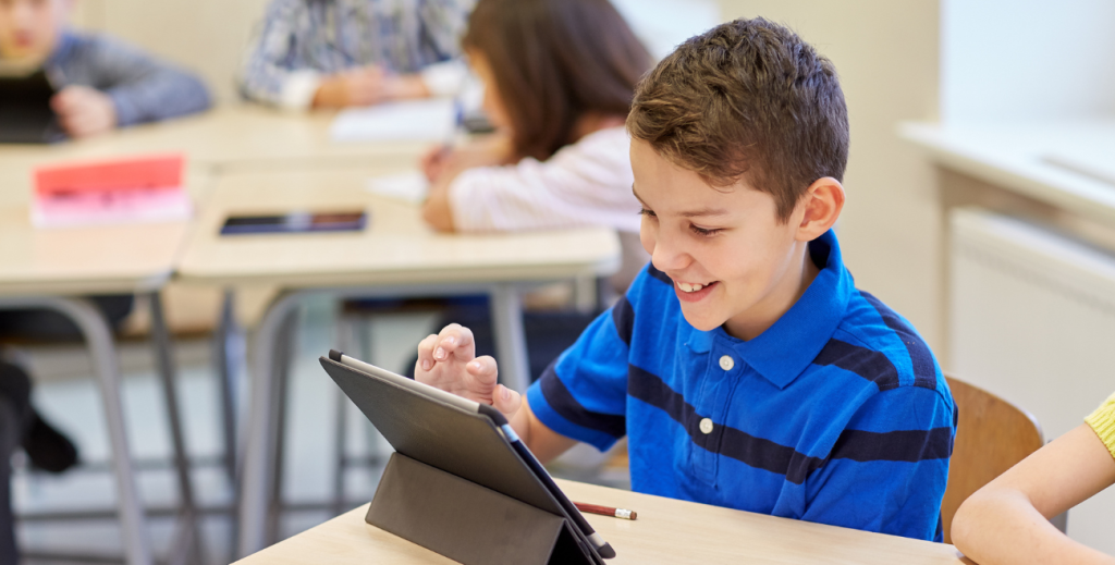 MDM para educação em escolas e universidades: aluno utilizando tablet em sala de aula, representando a gestão e o uso seguro de dispositivos móveis no ambiente educacional.