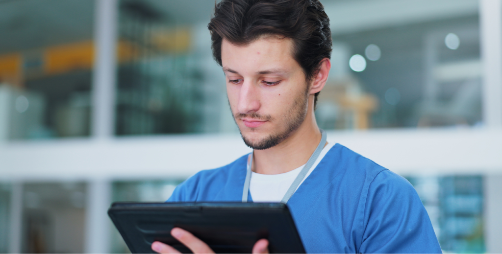 Uso de tablet em hospital com gerenciamento seguro de dispositivos para clínicas e hospitais.