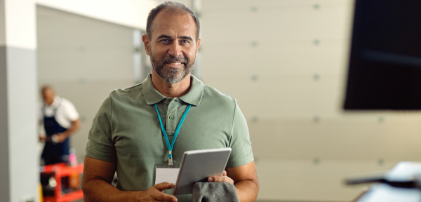 Profissional de manutenção utilizando tablet para executar e registrar uma ordem de serviço digital em campo.