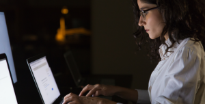 Profissional utilizando computador em ambiente corporativo, representando soluções de UEM para gerenciamento unificado e seguro de endpoints na infraestrutura de TI.