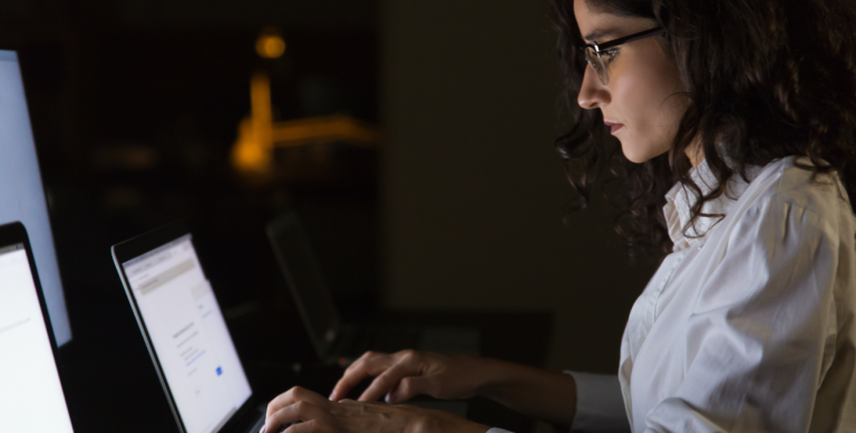 Profissional utilizando computador em ambiente corporativo, representando soluções de UEM para gerenciamento unificado e seguro de endpoints na infraestrutura de TI.