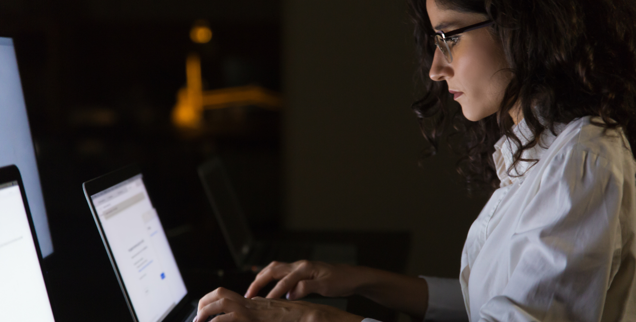 Profissional utilizando computador em ambiente corporativo, representando soluções de UEM para gerenciamento unificado e seguro de endpoints na infraestrutura de TI.