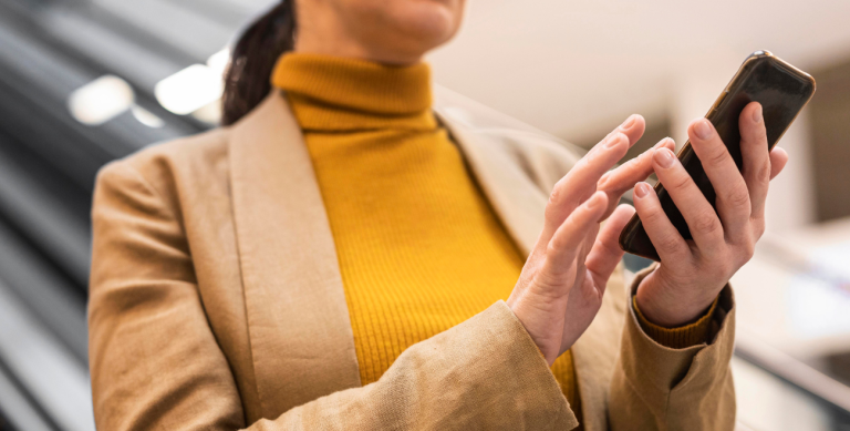 Profissional utilizando smartphone corporativo, representando o uso de wipe remoto para apagar dados de dispositivos corporativos à distância com segurança.