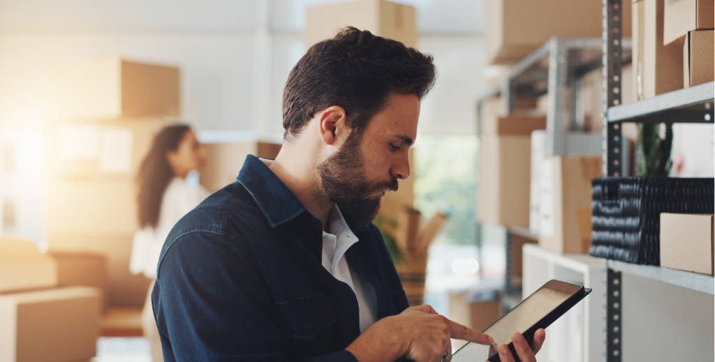 Profissional utilizando tablet corporativo em ambiente de trabalho, representando o modelo COBO e o uso exclusivo de dispositivos para fins corporativos.