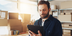 Profissional utilizando tablet corporativo em ambiente de trabalho, representando o modelo COBO e o uso exclusivo de dispositivos para fins corporativos.