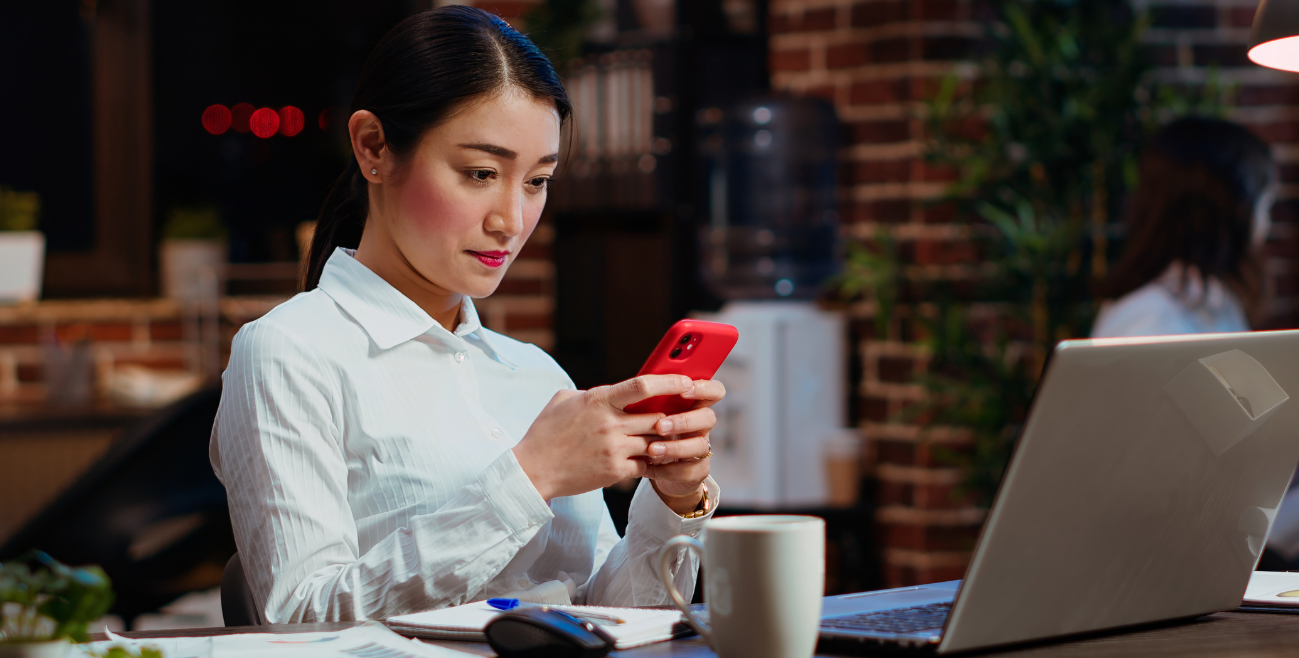 Profissional utilizando celular corporativo no trabalho, representando como controlar celular corporativo sem invadir a privacidade