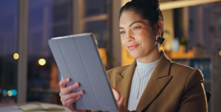 Profissional utilizando tablet corporativo, representando o uso de MDM para tablet na gestão segura e controle de dispositivos móveis.