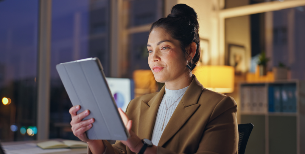 Profissional utilizando tablet corporativo, representando o uso de MDM para tablet na gestão segura e controle de dispositivos móveis.