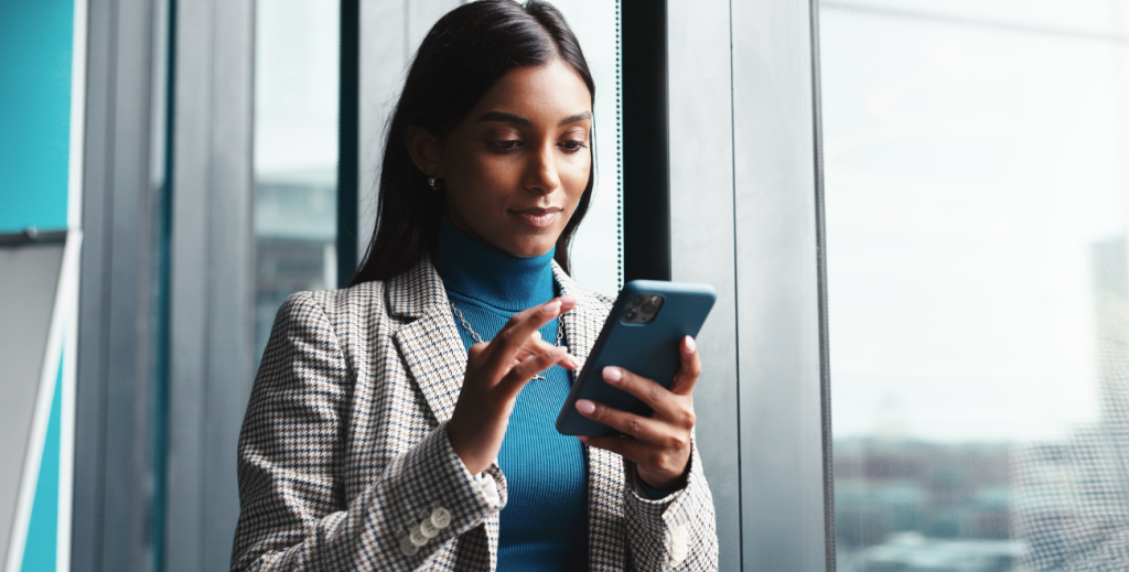 Profissional usando celular corporativo no trabalho, ilustrando como restringir uso celular corporativo
