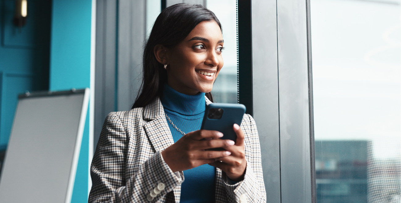 Profissional usando celular corporativo no trabalho, ilustrando como restringir uso celular corporativo