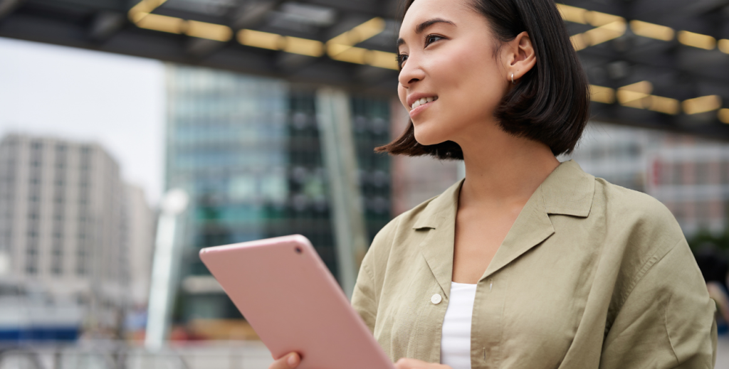 Uso pessoal de tablet corporativo em campo por colaboradora, ilustrando o uso indevido de dispositivo de trabalho.