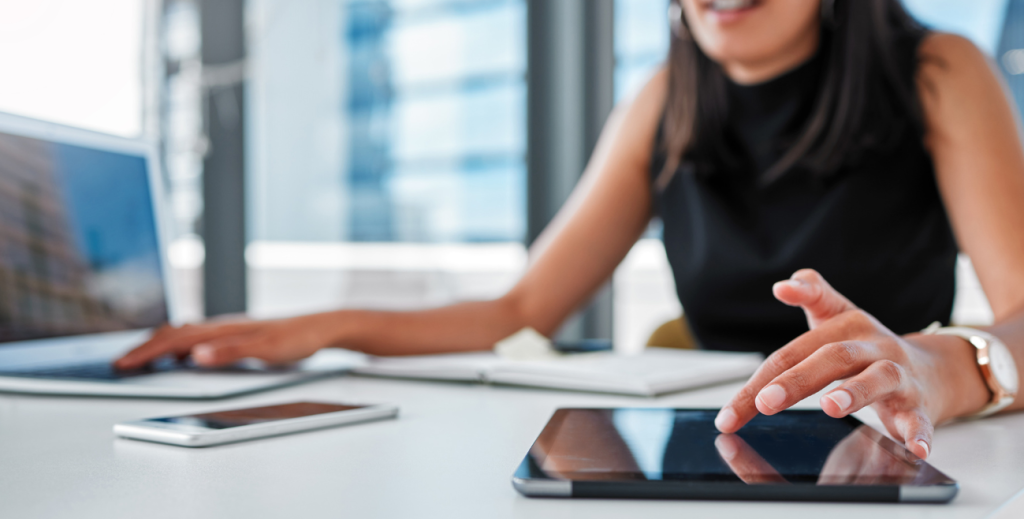 Profissional representando o onboarding de dispositivos corporativos no primeiro dia de trabalho